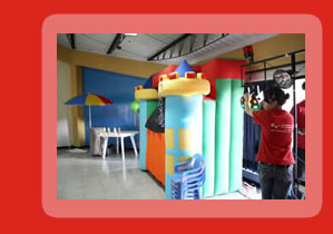 Titeres gigantes y teatrinos inflables para fiestas infantiles.
